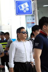 鸟叔武汉不惧高温骑马舞 身材发胖舞姿仍轻盈