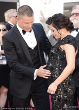 组图：奥斯卡红毯-钱宁-塔图姆热吻怀孕娇妻