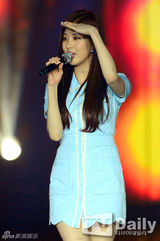 组图：少女时代泰蒂徐俏丽献歌WAPOP公演