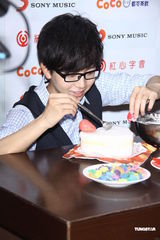 组图：22岁胡夏期待谈恋爱 献爱心助弱势儿童募款