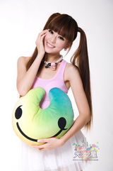 高清图：《大运之星》十二强和大运吉祥物合影