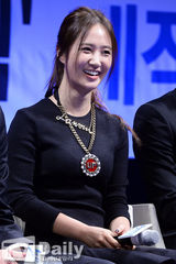 组图：李钟硕徐仁国Yuri宣传新片展帅气泳姿