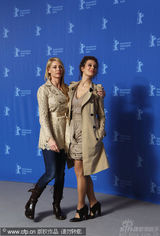 幻灯图集：《与人为善》记者会 两女星勾肩搭背出场