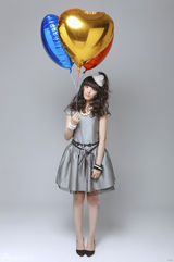 组图：童可可情人节发新歌尽显甜蜜