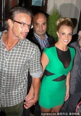 组图：布兰妮获男友贴身护驾 笑容灿烂幸福洋溢