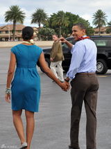 高清组图：奥巴马夏威夷过圣诞 夫妻着装亲民受欢迎