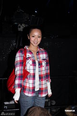 组图：关心妍个唱舞台美轮美奂 亲友老板皆捧场