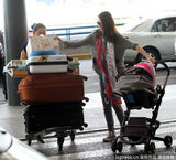 组图：蔡少芬携双女返港 行李超重逼疯辣妈