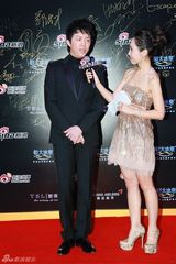 组图：2013微博之夜红毯 李云迪儒雅亮相