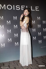 组图：陈慧琳蕾丝装优雅 徐濠萦单肩裙配皮手套