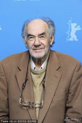 组图：《黑血》发布 导演斯鲁奇尔拄拐宣传