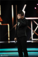 组图：《演说家》乐嘉拥吻清纯女大学生