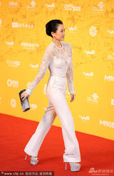 组图：影后章子怡单人镇场 蕾丝连体装高挑霸气