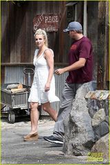 组图：布兰妮白裙爆乳装性感 与母同游温馨