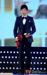 组图：韩星宋仲基获最优秀奖 刘仁娜长裙显高贵