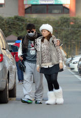 组图：孙红雷回京左牵女友右搂女伴三人行