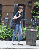 组图：安妮-海瑟薇背吉他现身片场文艺范十足