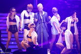 组图：韩庚个唱上演万人大合唱 与女舞者挑逗热舞