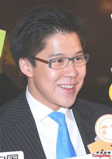 组图：霍启刚升级当爸满面笑容