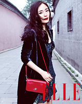 组图：杨幂《ELLE》大片游走京城干练利落