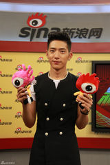 高清图：井柏然做客新浪萌样六连拍搞笑逗趣