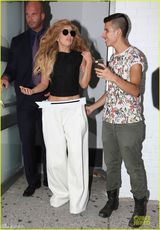 组图：Gaga与歌迷搭肩合影 MTV颁奖礼将唱开场