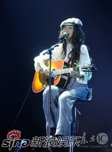 幻灯图集：陈绮贞杭州开唱 唯美嗓音动人心弦