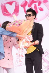 组图：周汤豪长针眼戴墨镜遮丑 公布择偶条件