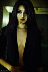 组图：范冰冰杂志封面大片 烟熏半裸妩媚迷情