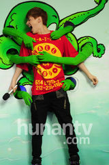 组图：银赫晟敏大本营互掐 圭贤何炅玩公主抱