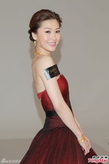 组图：周丽淇红裙高贵代言 称寻真爱不排除闪婚