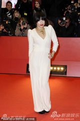 高清：《仰天长啸》首映 导演维多利亚被面具男抱起