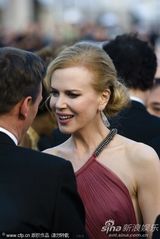 组图：妮可戛纳走秀风情露背 真空激凸艳光四射