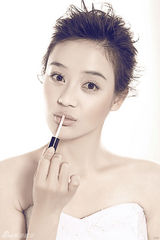 幻灯图：袁姗姗《秦香莲》杀青 展现夏日完美肌肤