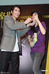 组图：萧敬腾香港举办签唱会 亲密互动喂歌迷蛋糕 