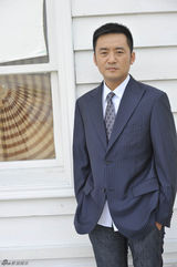 组图：李坤霖《幸福密码》花絮照 格子衫显儒雅