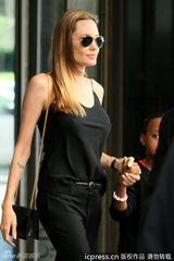 组图：朱莉黑衣现身暴瘦 不着内衣大方凸点