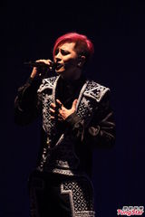 组图：罗志祥热力开唱 与萧亚轩上演贴身热舞