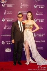 组图：甄子丹汪诗诗夫妇亮相秀恩爱