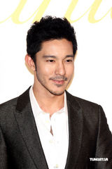 幻灯图：侯佩岑白色长裙高贵 陈怡蓉深V礼服秀性感