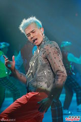 高清图：郭富城透视装秀胸肌 演唱会虚惊一场