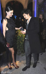 组图：奥兰多现身米兰时装周 细心呵护怀孕娇妻