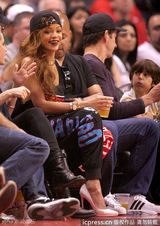 组图：蕾哈娜观战NBA忘情吃零食翻白眼