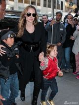 组图：朱莉带孩子们买玩具 龙凤胎儿子金发大眼