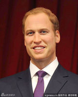 组图：威廉凯特庆纸婚推蜡像 戴安娜蜡像首披红装