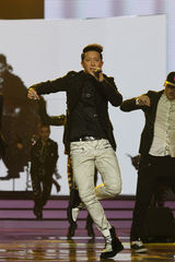 组图：韩庚开场劲歌热舞 获5项奖大赢