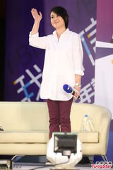 组图：刘若英白衬衫清新亮相 阿信优雅帅气