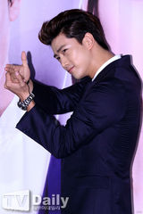 组图：2PM泽演苏怡贤新剧发布亲密黑白配