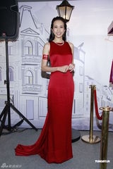 组图：莫文蔚红连衣裙抢眼 戴上千万珠宝