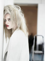 组图：90后歌手费雷拉写真 冷艳妆容上身激凸